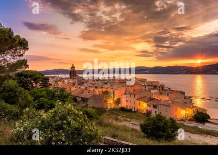 Landschaftlich schöner Blick auf Saint Tropez im Sommer bei Sonnenuntergang und eingeschaltetem Stadtlicht Stockfoto