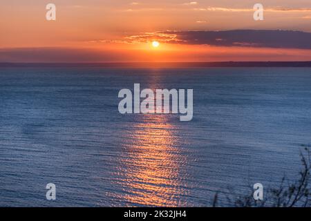 Panoramablick auf den Sonnenuntergang über dem Schwarzen Meer am Kap Kaliakra in Bulgarien Stockfoto