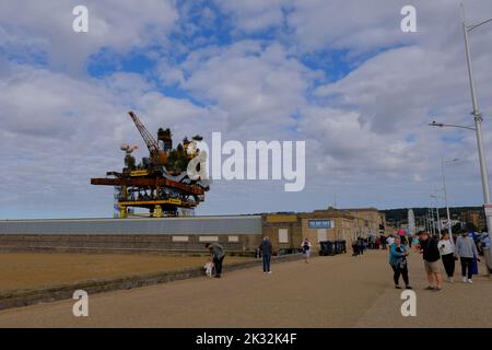 Weston-super-Mare, Großbritannien. 24. September 2022. Staatliche Kunstwerke sehen Monster öffnet sich nach monatelangen Verzögerungen. Ursprünglich war eine Eröffnung im Juli geplant. See Monster ist eine Kunstinstallation aus einer stillgelegten Ölplattform, die am Strand von Weston neu montiert wurde. Das Kunstwerk ist Teil von Unpacked, einem von der britischen Regierung finanzierten Schaufenster britischer Kreativität, das einst als Festival des Brexit gedacht war. Kredit: JMF Nachrichten/ Alamy Live Nachrichten Stockfoto