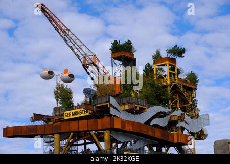 Weston-super-Mare, Großbritannien. 24. September 2022. Staatliche Kunstwerke sehen Monster öffnet sich nach monatelangen Verzögerungen. Ursprünglich war eine Eröffnung im Juli geplant. See Monster ist eine Kunstinstallation aus einer stillgelegten Ölplattform, die am Strand von Weston neu montiert wurde. Das Kunstwerk ist Teil von Unpacked, einem von der britischen Regierung finanzierten Schaufenster britischer Kreativität, das einst als Festival des Brexit gedacht war. Kredit: JMF Nachrichten/ Alamy Live Nachrichten Stockfoto