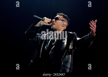 Roma, Italien. 23. September 2022. Der italienische Rapper Marracash, Pseudonym von Fabio Bartolo Rizzo, konzertiert im Palazzo dello Sport in Rom (Italien) 24. September 2022 Credit: dpa/Alamy Live News Stockfoto