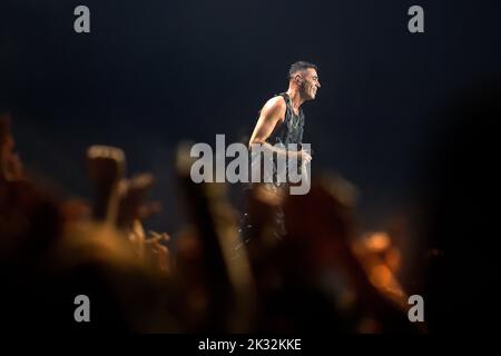 Roma, Italien. 23. September 2022. Der italienische Rapper Marracash, Pseudonym von Fabio Bartolo Rizzo, konzertiert im Palazzo dello Sport in Rom (Italien) 24. September 2022 Credit: dpa/Alamy Live News Stockfoto