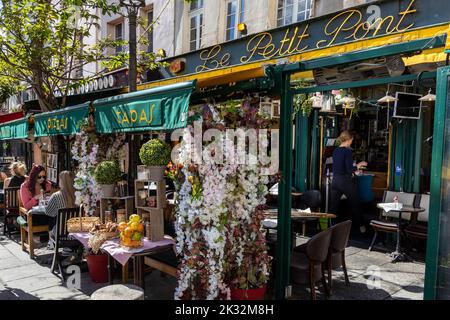 Vor dem Café Le Petit Pont in Paris Stockfoto