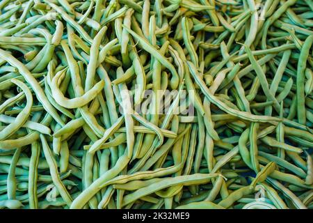 Nahaufnahme einer Reihe frischer grüner Bohnen auf dem Markt Stockfoto