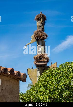 Open-Air-Werke, die das Konsumfieber im Vostell Museum für zeitgenössische Kunst in Malpartida (Cáceres) darstellen. Stockfoto