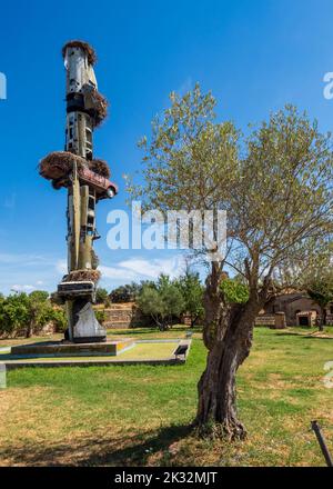 Open-Air-Werke, die das Konsumfieber im Vostell Museum für zeitgenössische Kunst in Malpartida (Cáceres) darstellen. Stockfoto