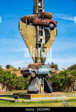 Open-Air-Werke, die das Konsumfieber im Vostell Museum für zeitgenössische Kunst in Malpartida (Cáceres) darstellen. Stockfoto