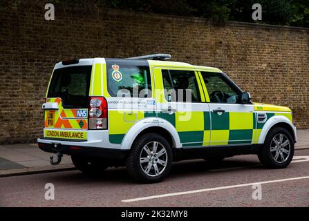 London Ambulance Service Car parkte vor dem St. James's Palace in London nach dem Tod Ihrer Majestät Königin Elizabeth 2. Stockfoto