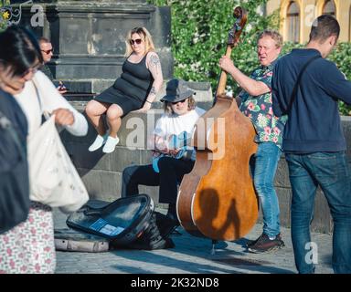 Prag, Tschechische Republik - Juni 2022: Straßenkünstler spielen Gitarre und Cello für Touristen auf der Karlsbrücke, Prag. Stockfoto
