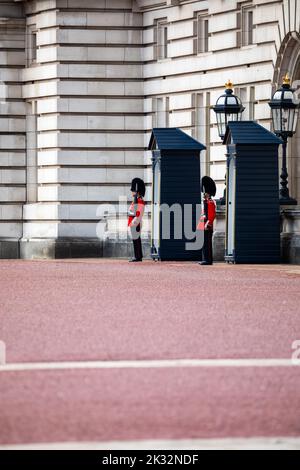 Wachen im Dienst in London nach dem Tod Ihrer Majestät Königin Elizabeth 2. Stockfoto