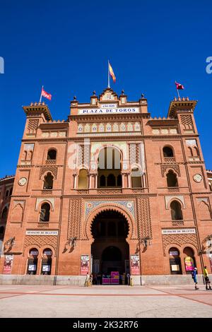 Madrid, Spanien - 19. Juni 2022: Fassade und Haupteingang der Plaza de Toros in Madrid Stockfoto