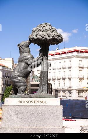 Madrid, Spanien - 19. Juni 2022: Die Statue des Bären mit dem Erdbeerbaum, Symbol der Stadt Madrid Stockfoto