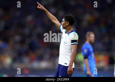 Mailand, Italien. 23. September 2022. Jude Bellingham aus England Gesten während des Fußballspiels der UEFA Nations League Group 3 zwischen Italien und England in San Siro am 23. September 2022 in Mailand, Italien. Quelle: Marco Canoniero/Alamy Live News Stockfoto