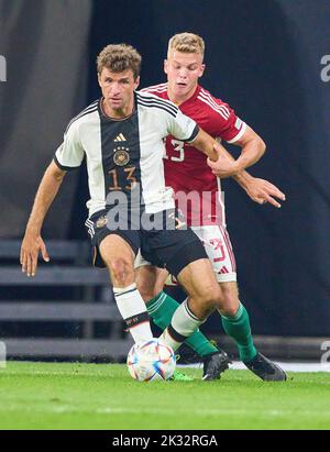 Leipzig, Deutschland. 23. September 2022. Thomas Müller, DFB 13 Wettkampf um den Ball, Tackling, Duell, Header, zweikampf, Aktion, Kampf gegen Andras Schäfer, HUN 13 im UEFA Nations League 2022 Spiel DEUTSCHLAND - UNGARN 0-1 in der Saison 2022/2023 am 23. September 2022 in Leipzig, Deutschland. © Peter Schatz / Alamy Live News Credit: Peter Schatz/Alamy Live News Stockfoto