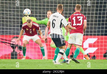 Leipzig, Deutschland. 23. September 2022. Joshua Kimmich, DFB 6 Wettkampf um den Ball, Tackling, Duell, Header, zweikampf, Aktion, Kampf gegen Willi Orban, HUN 6 Akos Kecskes, HUN 3 Peter Gulacsi, HUN 1 im UEFA Nations League 2022 Spiel DEUTSCHLAND - UNGARN 0-1 in der Saison 2022/2023 am 23. September 2022 in Leipzig, Deutschland. © Peter Schatz / Alamy Live News Credit: Peter Schatz/Alamy Live News Stockfoto