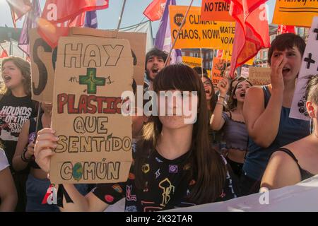 Madrid, Spanien. 23. September 2022. Die internationale Jugendbewegung gegen den Klimawandel Fridays for Future hat sich gegen die Umweltkrise und für den Übergang zu einem nachhaltigeren Modell auf die Straße gemacht. ''Es gibt keinen, es gibt keinen Planeten B'', hörte man diesen Freitag auf der Plaza Mayor in Madrid mit dem Hintergrundgeräusch der Batucadas. Kredit: ZUMA Press, Inc./Alamy Live Nachrichten Stockfoto