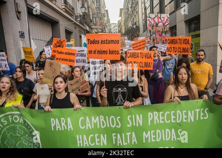 Madrid, Spanien. 23. September 2022. Die internationale Jugendbewegung gegen den Klimawandel Fridays for Future hat sich gegen die Umweltkrise und für den Übergang zu einem nachhaltigeren Modell auf die Straße gemacht. ''Es gibt keinen, es gibt keinen Planeten B'', hörte man diesen Freitag auf der Plaza Mayor in Madrid mit dem Hintergrundgeräusch der Batucadas. Kredit: ZUMA Press, Inc./Alamy Live Nachrichten Stockfoto