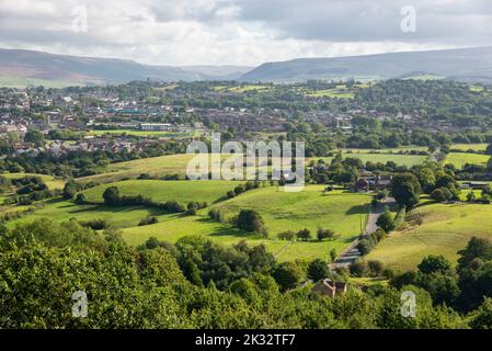 Blick auf Mottram und Hattersley vom Werneth Low Country Park in der Nähe von Hyde in Tameside, Greater Manchester. Stockfoto