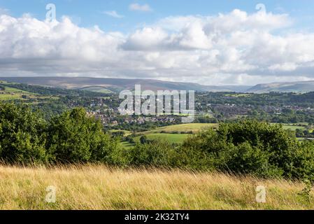 Blick auf Mottram in Longdendale und Hattersley vom Werneth Low Country Park in der Nähe von Hyde in Tameside, Greater Manchester. Stockfoto