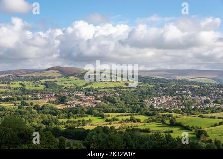 Blick auf das Anwesen Hattersley vom Werneth Low Country Park in der Nähe von Hyde in Tameside, Greater Manchester. Stockfoto