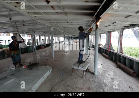 Dhaka, Bangladesch - 24. September 2022: Start der Arbeiter bei Shoshanghat in Dhaka. Aufgrund der steigenden Kraftstoffpreise und der Passagierknappheit, einige Stockfoto