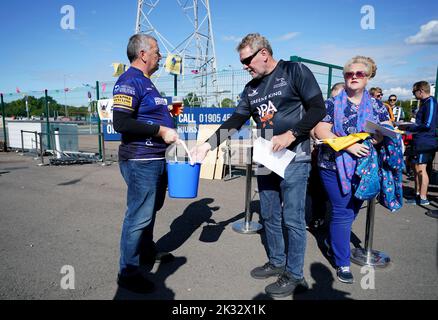 Fans spenden vor dem Spiel der Gallagher Premiership im Sixways Stadium, Worcester. Bilddatum: Samstag, 24. September 2022. Stockfoto