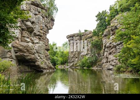 Der Fluss Girskiy Tikych hat eine wunderschöne Schlucht im Herzen der Tscherkassy-Region in der Ukraine geschnitzt Stockfoto