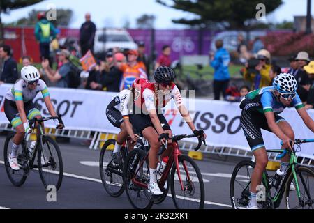 Wollongong, Australien . 24. September 2022. 24.. September 2022; Wollongong, Illawarra, South Wales, Australien: UCI World Road Cycling Championships, Women Elite Road Race: Das Hauptfeld der Fahrer führt durch Turn One Credit: Action Plus Sports Images/Alamy Live News Stockfoto