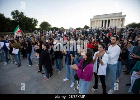 Washington DC, USA. 23. September 2022. Washington, DC - 23. September 2022: Trauernde und Demonstranten versammelten sich am 23. September 2022 vor dem Lincoln Memorial, um eine Mahnwache für Zhina (oder Mahsa) Amini zu halten, die am Freitag, dem 16.. September, in der Haft der Moralpolizei im Iran starb. Seit dem Tod von Amini hat der Iran weit verbreitete Proteste gegen das Regime erlebt. (Foto von Kyle Anderson/Sipa USA) Quelle: SIPA USA/Alamy Live News Stockfoto