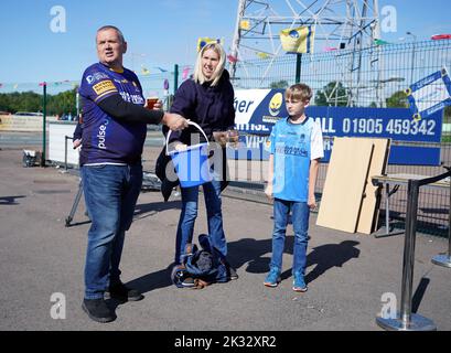 Fans, die vor dem Spiel der Gallagher Premiership im Sixways Stadium, Worcester, Spenden machen. Bilddatum: Samstag, 24. September 2022. Stockfoto