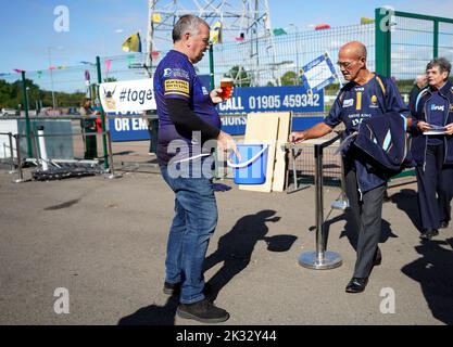 Fans, die vor dem Spiel der Gallagher Premiership im Sixways Stadium, Worcester, Spenden machen. Bilddatum: Samstag, 24. September 2022. Stockfoto