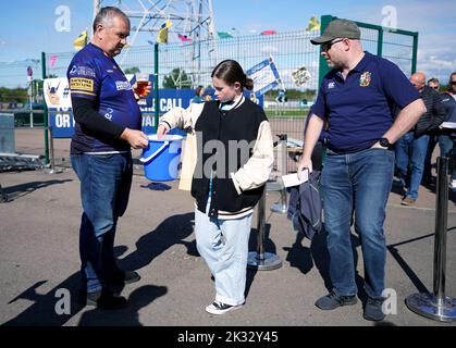 Fans, die vor dem Spiel der Gallagher Premiership im Sixways Stadium, Worcester, Spenden machen. Bilddatum: Samstag, 24. September 2022. Stockfoto