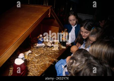 Kinder betrachten Krippe in Christ Church Epsom Surrey England Stockfoto