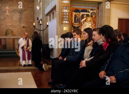 Priester, der den Bußgottesdienst vor der Messe durchführt St. Bernard's Catholic Church Lingfield Surrey England Stockfoto