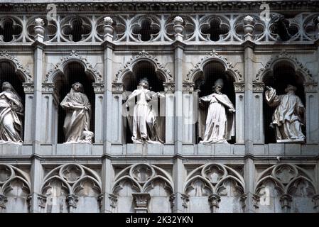 Statuen an der Fassade der Kathedrale von Toledo (Primatenkathedrale der Heiligen Maria von Toledo) Spanien Stockfoto