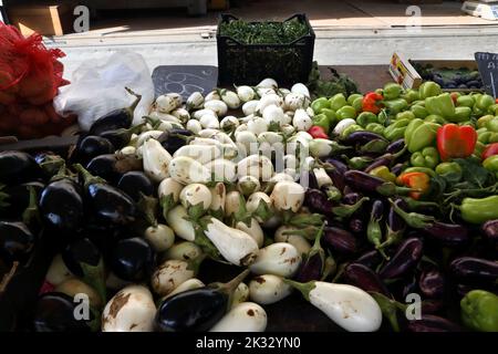 Weiße und violette Auberginen und Paprika am Stand auf dem Samstagsmarkt Vouliagmeni Athen Griechenland Stockfoto