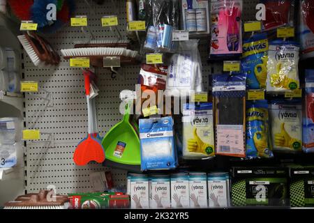 Reinigungsprodukte zum Verkauf im Supermarkt in Athen Griechenland Stockfoto