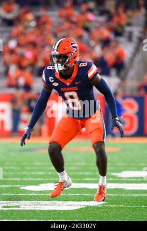 23. September 2022: Syracuse Orange Defensive unterstützt Garrett Williams (8) im Einsatz gegen die Virginia Cavaliers in der ersten Hälfte am Freitag, 23. September 2022 im JMA Wireless Dome in Syracuse, New York. Rich Barnes/CSM Stockfoto