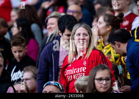 London, Großbritannien. 24. September 2022. Arsenal-Fan während des Barclays FA Womens Super League-Spiels zwischen Arsenal und Tottenham Hotspur im Emirates Stadium in London, England. (Liam Asman/SPP) Quelle: SPP Sport Press Photo. /Alamy Live News Stockfoto