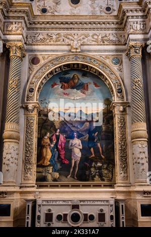 Vicenza, Italien - August 13 2022: Die Taufe Christi Gemälde von Giovanni Bellini im Jahr 1502 in der Kirche Chiesa di Santa Corona. Stockfoto