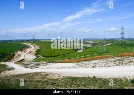 Ansicht der Arbeiten zur Vergraben von Stromleitungen und Entfernen von National Grid Pylons bei Winterbourne Abbas in Dorset, um den Bereich der herausragenden natürlichen Schönheit zu verbessern. Stockfoto