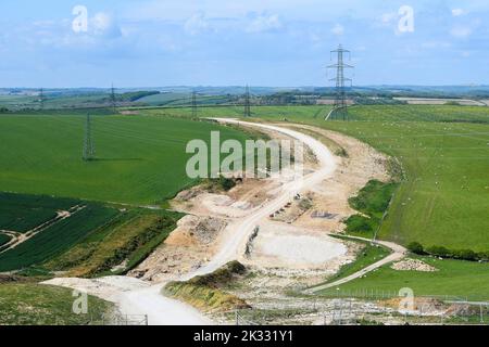 Ansicht der Arbeiten zur Vergraben von Stromleitungen und Entfernen von National Grid Pylons bei Winterbourne Abbas in Dorset, um den Bereich der herausragenden natürlichen Schönheit zu verbessern. Stockfoto