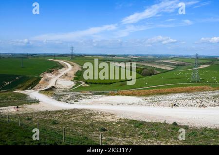 Ansicht der Arbeiten zur Vergraben von Stromleitungen und Entfernen von National Grid Pylons bei Winterbourne Abbas in Dorset, um den Bereich der herausragenden natürlichen Schönheit zu verbessern. Stockfoto