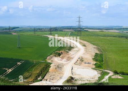 Ansicht der Arbeiten zur Vergraben von Stromleitungen und Entfernen von National Grid Pylons bei Winterbourne Abbas in Dorset, um den Bereich der herausragenden natürlichen Schönheit zu verbessern. Stockfoto