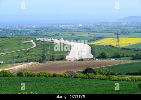 Ansicht der Arbeiten zur Vergraben von Stromleitungen und Entfernen von National Grid Pylons bei Winterbourne Abbas in Dorset, um den Bereich der herausragenden natürlichen Schönheit zu verbessern. Stockfoto