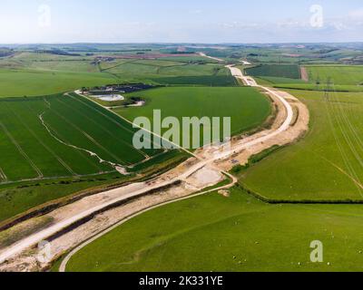 Ansicht der Arbeiten zur Vergraben von Stromleitungen und Entfernen von National Grid Pylons bei Winterbourne Abbas in Dorset, um den Bereich der herausragenden natürlichen Schönheit zu verbessern. Stockfoto