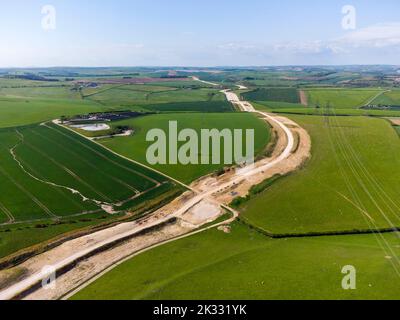 Ansicht der Arbeiten zur Vergraben von Stromleitungen und Entfernen von National Grid Pylons bei Winterbourne Abbas in Dorset, um den Bereich der herausragenden natürlichen Schönheit zu verbessern. Stockfoto