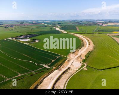 Ansicht der Arbeiten zur Vergraben von Stromleitungen und Entfernen von National Grid Pylons bei Winterbourne Abbas in Dorset, um den Bereich der herausragenden natürlichen Schönheit zu verbessern. Stockfoto