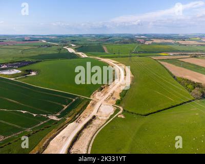 Ansicht der Arbeiten zur Vergraben von Stromleitungen und Entfernen von National Grid Pylons bei Winterbourne Abbas in Dorset, um den Bereich der herausragenden natürlichen Schönheit zu verbessern. Stockfoto