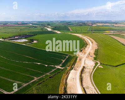 Ansicht der Arbeiten zur Vergraben von Stromleitungen und Entfernen von National Grid Pylons bei Winterbourne Abbas in Dorset, um den Bereich der herausragenden natürlichen Schönheit zu verbessern. Stockfoto